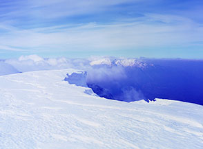 Dalla cima di Monte del Passeggio, la grossa cornice che si forma sul lato settentrionale.