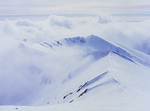 Fra l&rsquo;accecante riflesso della neve e le nuvole di vapore, emerge la cresta che da Monte Fragara porta su Monte del Passeggio.