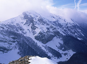 Dalla cima di Monte Brecciaro il versante orientale di Monte Cappello.
