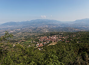 Vista su Postiglione dalla Grotta di Sant&rsquo;Elia.