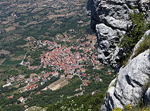 Postiglione ripreso dalla cresta di Monte della Nuda.