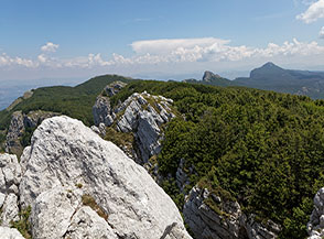 Dalla cima del Monte della Nuda vista verso le altre vette simbolo degli Alburni: Monte Urto e Panormo (sullo sfondo).