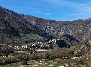 Vista su Villalago nella Valle del Sagittario.