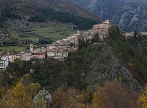 Scorcio presepiale del paese vecchio di Villalago.