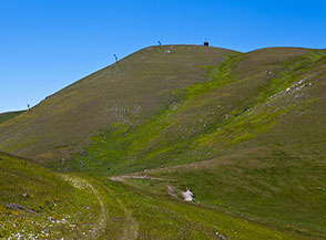 La Sella della Scindarella alle pendici di Monte Cristo (sullo sfondo).