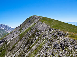 Sulla cresta sommitale verso la cima del Monte della Scindarella.