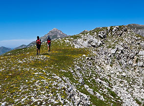 Lungo la Cresta Ovest dello Scindarella, sullo sfondo si alza la cima del Pizzo Cefalone.