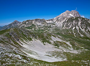 Il piccolo circo glaciale racchiuso fa la cima e l&rsquo;Anticima Ovest dello Scindarella.