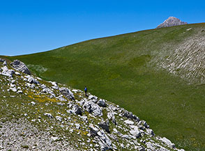 Scorcio lungo il sentiero che ci conduce all&rsquo;Albergo di Campo Imperatore scavalcando il gobbone di Cima Scontrone (sullo sfondo).