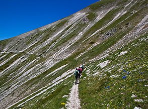 Il panoramico traverso che dall&rsquo;arrivo della Funivia del Gran Sasso conduce a Passo del Lupo.