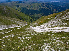 Affaccio su uno dei ripidi canaloni che si gettano nei Valloni al Gran Sasso.