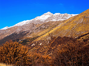 Pizzo Cefalone si staglia verso il cielo (visto dalla cresta di Colle Finavera).