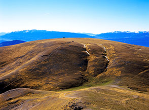 Lo spoglio gobbone di Monte Cristo visto da nord.