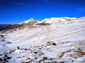 Il sentiero seminascosto dalla neve che dalla Scindarella conduce all&rsquo;Albergo di Campo Imperatore.