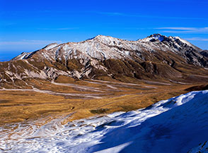 Dal Monte della Scindarella vista su Campo Imperatore e la Cresta Orientale del Gran Sasso.