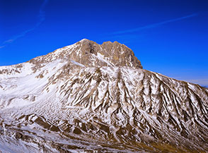 Il Monte Aquila sovrastato dal massiccio del Corno Grande.