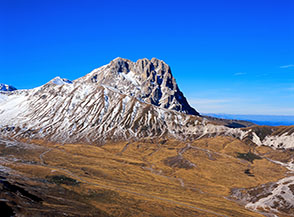 Il possente massiccio del Corno Grande visto dalla cima del Monte San Gregorio di Paganica.