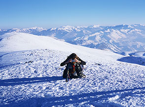 &ldquo;Puntamento e carica&rdquo; (preparativi alla foto di gruppo sulla cima di Monte di Canale).
