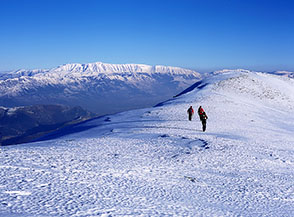 L&rsquo;ampia e comoda Cresta Orientale del Monte di Canale: lungo balcone sui monti dell&rsquo;Abruzzo (all&rsquo;orizzonte la Majella).