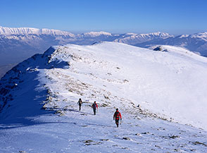 L&rsquo;ampia e comoda Cresta Orientale del Monte di Canale: lungo balcone sui monti dell&rsquo;Abruzzo (all&rsquo;orizzonte la Majella).
