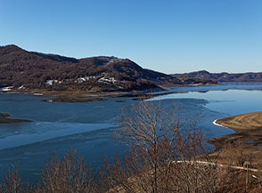 Vista sul Lago di Campotosto alla partenza dell&rsquo;itinerario dalla Diga del Fucino.