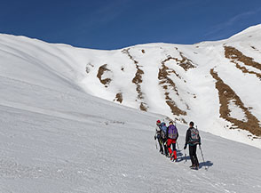 Salendo di fianco al ramo principale del Fosso Rubiata verso la cima del Monte di Mezzo.