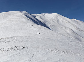 La dolce e panoramica Cresta Est del Monte di Mezzo.