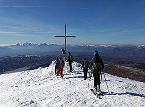 Alla croce di vetta di Monte di Mezzo.