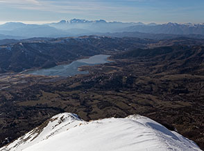 Vista a valle sul paese di Campotosto ed una lingua del lago da Colle del Vento.