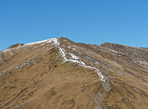 Giusto una scia bianca a segnalare il filo di cresta che sale a Cima della Laghetta Sud.