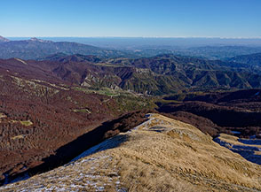 Panorama a est dall&rsquo;Anticima Nord di Monte di Mezzo, sotto di noi la ripida cresta prativa per Colle Senarica.