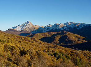 La giornata volge al termine e le ombre si allungano sulle cime incipriate di bianco del Gran Sasso Occidentale (Valle del Vomano).