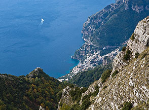 Mentre la montagna precipita verso il mare e si scoprono le bianche case di Positano.