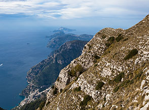 I profili dei monti della Costiera si accavallano guidandoci fino all&rsquo;Isola di Capri.