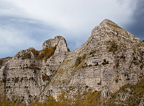 Due dei Tre Pizzi: il Molare o Monte San Michele (sulla sx) ed il Monte di Mezzo o Canino.