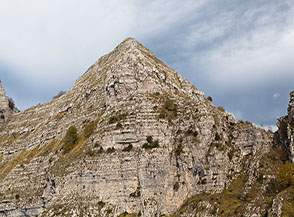 Il Monte di Mezzo che per la sua forma aguzza &egrave; anche chiamato il Canino.