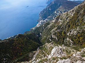 Affaccio vertiginoso sul selvaggio Vallone Porto e in vista di Positano.