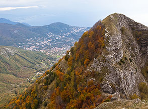 L&rsquo;Autunno veste il Monte Catiello mentre sullo sfondo si scorgono le case di Agerola.