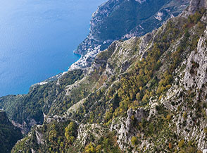 Scorcio sui fianchi dirupati che cingono il Vallone Porto.