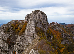 Il possente baluardo roccioso del Monte San Michele o Molare ripreso da sud-est.