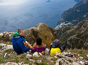 &ldquo;Quattro chiacchere vista mare&ldquo; (momento di pausa in cima al Monte Catiello).