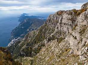 Scorcio sulle pareti che sovrastano il Vallone Gradelle.