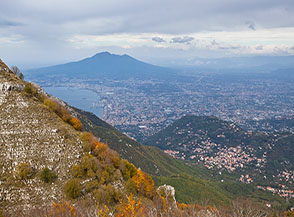 Il Vesuvio visto dalla cima del Monte Catiello.