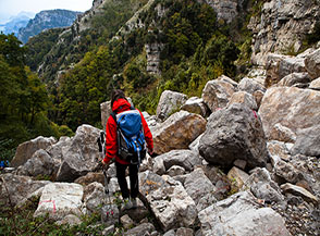 Fra i macigni della frana del Catiello.