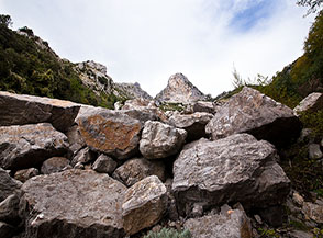 Dai massi della frana del Catiello vista sull&rsquo;area di distacco.