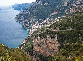 L&rsquo;inconfondibile profilo della Costiera Amalfitana con vista su Positano.