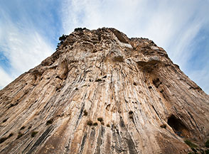 Sotto una strapiombante falesia lungo il Sentiero degli Dei.