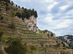 Casolari abbandonati lungo il Sentiero degli Dei in localit&agrave; i Cannati.