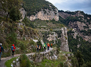 Scavalcato il valico di Colle la Serra il Sentiero degli Dei attraversa l&rsquo;ultimo vallone prima di raggiungere Bomerano.