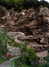 L&rsquo;articolata parete rocciosa che sovrasta la Grotta del Biscotto sul Sentiero degli Dei.